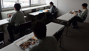 時間をずらして昼食休憩