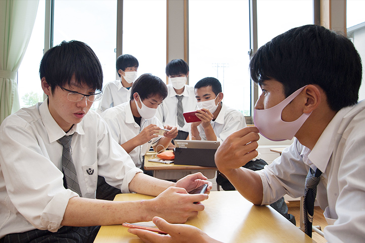 探究学習で３Dの仮想空間を制作するグループ