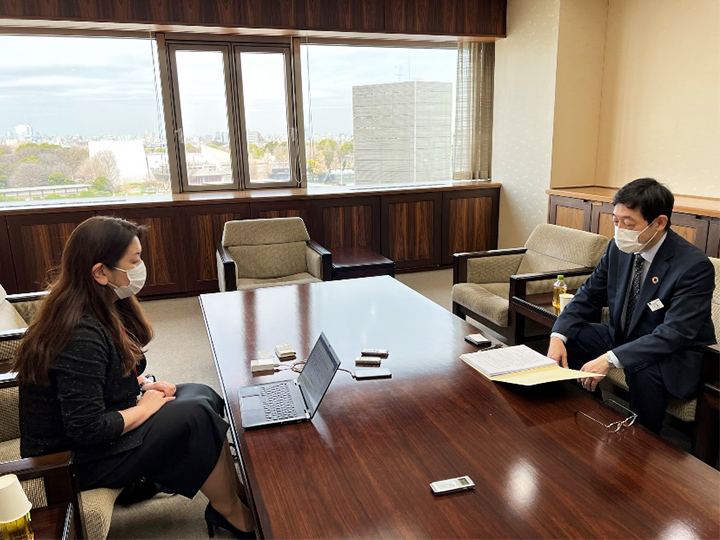 インタビューに答える中澤取締役とインタビュアーの茶木氏