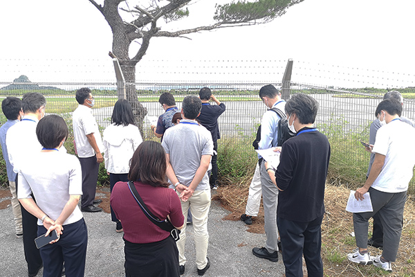 写真8　伊江島空港の視察