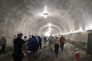 写真2　赤嶺トンネル工事現場