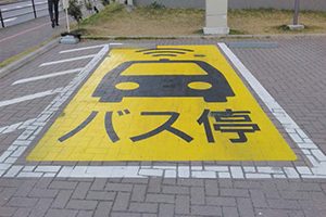 道路上のバス停表示