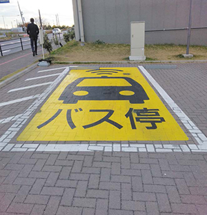 道路上のバス停表示