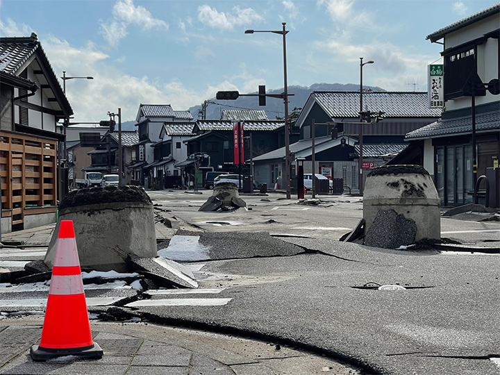 液状化により隆起したマンホール群はライフラインだけでなく避難・救援交通を寸断した（輪島市）