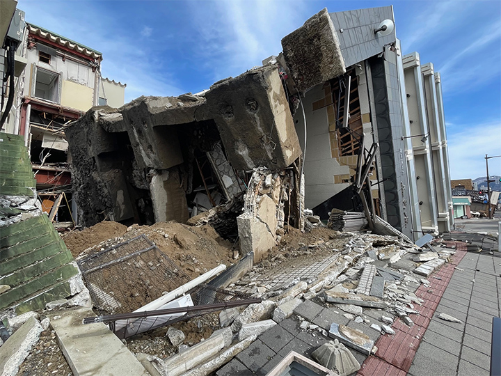 隆起した土地と転倒したビル（輪島市）