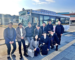 レベル4自動運転バスとの集合写真
