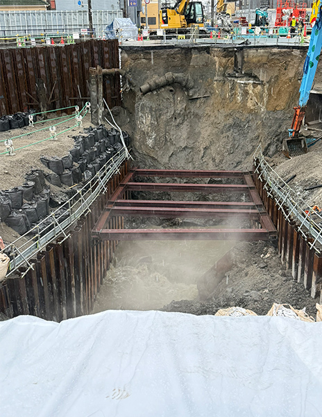 陥没範囲拡大防止のため、地盤改良、鋼矢板を打設(3月3日撮影)