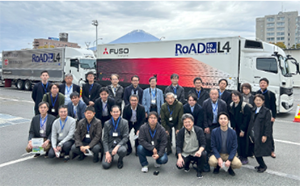 自動運転トラックをバックにした集合写真